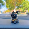 Décorations d'intérieur Anime Cartoon Bulldog Décoration d'intérieur de voiture Cool Trend Lunettes de soleil Bulldog Auto Tableau de bord Ornements pour accessoires de produit de voiture x0718