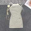 カジュアルドレス夏の女性のノースリーブニットストライプ刺繍パターンセクシーな甘いハイウエストセーター服ドレス