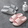 Nieuw type pantoffels voor vrouwen in de zomer Thuis Binnen Antislip Badkamer Douche Paar met dikke zool Lekkende en koele pantoffel buiten Grijs Groen Zwart