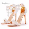 Zapatos de vestir Borlas Sandalias de encaje blanco Correa de hebilla elegante Dama de honor nupcial Boda Dulce Tacones altos finos Bombas de flores bordadas