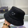 Ball Caps Ball Caps van imitatiebont Pluizige wol Hoeden voor de winter Designer Baseball Brand Fisherman Hat Man Woman Warme zonnehoeden Black Snow Cap