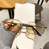 Solglasögon Fashion Square Woman Vintage Small Frame Metal Sun Glasses Kvinnlig varumärkesdesigner Hip Hop Retro