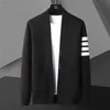 Maglioni da uomo 2023 Primavera Autunno Stagione Cappotto cardigan da uomo allentato a righe popolare Cappotto cardigan alla moda a righe alla moda Maglione in maglia di lana L230719