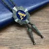 Bolo Ties Western Cowboy Bolo Tieイニシャルレトロパターンメンズパーソナリティスーツタイ亜鉛合金革襟ロープ230719