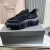 2023-Monolith Shiny Leather Loafers Mänskor Stickat tyg svart vit chunky sko lättvikt gummi präglade sula sneakers tränare 01