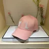 İyi Şık ve Minimalist Stil Mektubu Baskı Tasarımcı Top Cap Çift Yaz Açık Tatil Sporları Düz ​​Renk Gölgelendirme ve Nefes Verebilirlik Casquette