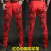 Mannen Jeans Inkt Afdrukken Mannen Koreaanse Stijl Trendy Casual Broek Slim Fit Voeten Persoonlijkheid 3D Draak Patroon Rode pants287Y