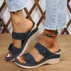 Sandaler sommarskvinnor tofflor plus storlek kvinnors skor retro romerska sandaler kvinnor pu casual blomma kilsandaler plattform tofflor 230719