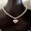 Luksusowa marka Logo Wisiant Naszyjnik White Heart Pearl Charm Beads Sain Krótki dla designerskich kobiet biżuteria 297k