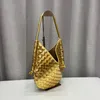 Bolsos de diseñador de celebridades Bolso de hombro Solstice cuero el bolso de mano bolsos de playa tejidos de piel de becerro bolsos de diseñador de bolsos de lujo famosos de alta calidad para mujeres