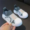 Barns sneakers andningsbara babyflickor löpsko för barn gummi mjuka sulvandrare lägenheter icke-halk barn casual skor