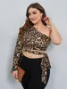 Camiseta feminina plus size tops femininos plus size 4xl cropped verão um ombro gola enviesada cinto leopardo blusas sensuais curvilíneas superdimensionadas camiseta feminina 230719