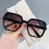 Gafas de sol 2023 Trend Personality Gradient Ocean Piece Rice Nails Marco grande Parasol Gafas Sin montura Casual