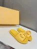 neue europäische Damenschuhe Damenhausschuhe, klassische Goldschnalle, ausgehöhltes Design, mehrfarbiger Schaumstoff, weiches Gefühl, modische Strandparty-Box. Farbblockierender Hartplatz