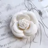 Pinnen broches angstig sh witte camellia broche handgemaakte kraagbloem zwarte wijn rode roos stereoscopische pin hoog niveau decoratie