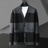 Blusas de masculino plus size size preto cardigã solto cardigan cardigã listrado cardigan homem coreano color contrast contraste bolso knit cardigan suéter homens l230719