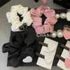 Modedesigner kvinnor hårgummiband hårstrån krossande ringklipp elastiska c-bokstäver rhinestone hjärta sportdans scrun vit rosa