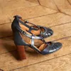 Сандалии женщина сандалии обувь летние стиль насосы высокие каблуки с густым модным ремнем с пряжкой.