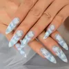 Kunstnagels Scherpe puntige valse nageltips met ontwerpen Lange stilettohemel Witte wolken French Set Manicure Art