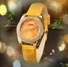 Iced Out Full Diamonds Ring Watch Top Fashion Hip Hop Acier Inoxydable Star Bee Case Femmes Horloge Calendrier Quartz Mouvement Business Or Rose Bande Montres Montre de Luxe