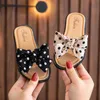 Slipper Baby Mädchen Sommer Strand Sandalen Kleinkinder Punkte Schleife Offene Zehenrutsche Rutschfest Kreuz mit Schleife für Kinder Hausschuhe 0203 Z230720