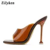 Sandaler Eilyeken Nytt varumärke Fashion Square Toe Slippers Women Summer Brown PVC Transparent Jelly Sandals Crystal Perspex Heels Pumpar L230720