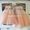 Yeni Varış Şeftali Çiçek Kız Elbiseleri Plaj Düğün A-Line mücevher illüzyon korse Ivory Dantel Tül Uzun İlk Cemaat Elbiseleri287k