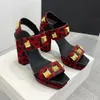 Sandalia de plataforma con correa de tobillo de piel de becerro con detalle de botones Moda Botones cuadrados de metal 12 cm Sandalias de tacón alto gruesas Diseñadores de lujo de verano Zapato con punta con fugas Zapatos de mujer