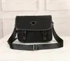 Designers minimalistisk axelväska Zero Pures Press Buckle Messenger väskor Triangulärt gränsmönster Klassisk retro Postman -väska