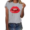 Camiseta feminina moderna com gola redonda, manga curta, merchandising de tendência de rua, estampa de lábios cereja
