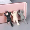 Universal Cute Cat Holder Mini Cartoon Statue Craft Portacellulare Design a ventosa Supporto per auto Accessori per telefoni cellulari L230619