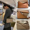 Потрясающие роскоши дизайнеры геометрия мешки на плечах пакет с подушкой сцепление сцепление сумочки Мессенджер Женщины Сумка сумочка Геометрическая 5A 5A небольшой большой размер