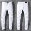 Luxurys Designer Mens Jeans有名なデザイアルデザインスリムレッグホワイト刺繍ヘビモーターサイクルサマーズボンペンシルパンツサイズ29-40233D