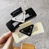 Designer Triangle Hair Clip Barrettes Kvinnor Girls Brand Letter Hair Claw Fashion Hair Smycken Huvudbonader Hårnål Present Accessori