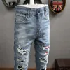 Patches Detail Biker Fit Jeans Men Slim Motorcykel för män Vintage Distressed Denim Jean Pants243J