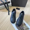 Toppdesigner loafers läder mode brädskor damer snörning upp nya panda skor sneakers solid färg lapptäcke med låda storlek 35-42