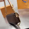 Tasarımcı Crossbody Bag Coussin Lüks Çanta Omuz Çantaları Deri Lady Kabartmalı Çantalar Sling Çantası Kahverengi Eski Çiçek Zinciri Çanta Satışları Messenger Çantalar