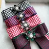 Pajaritas Vintage tela corbata a cuadros negro blanco broche cristal strass uniforme escolar camisa cuello Pin pajarita hombres mujeres Accesorios