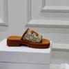 Clea yastıklı düz slayt terlikleri deri taban platformu sandaletler tuval triomphe damgalı lüks tasarımcı kadın tatil ayakkabıları fabrika ayakkabı boyutu 35-42