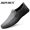 Scarpe eleganti Scarpe da uomo di marca Casual Mocassini italiani Uomo Scarpe da ufficio traspiranti Uomo Designer Slip On Scarpe da guida Mocassini Taglie forti 38-46 L230720