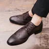 Scarpe eleganti New 2021 Luxury Leather Brogue Mens Flats Shoes Casual British Style Men Oxfords Fashion Brand Dress Shoes For Men L230720