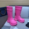 Dames Designer Laarzen Paris Boot Heren Regen Knie Hoge Laarsjes 20MM Lange Boog EVA Rubber Platform Regenlaarzen Bruin Groen Helder Roze Zwart Luxe Schoenen Sneakers