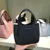 Sacs à main de créateurs de luxe Prad Sac fourre-tout à logo Triangle Sac à aisselles Panier Sac à main pour homme Sac à bandoulière en cuir de vachette Pochette à bandoulière magnétique Fermeture à pression magnétique Sacs de mode pour femme