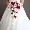 Buquês de noiva em cascata Flores de casamento com pérolas artificiais e strass brancos calla lírios Red Rose de Mariage Decoration 285U