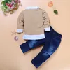 Kläder sätter barnkläderpojkarnas hösttröjor Denim Set Gentlemen's Bow Ties Fake Two Pieces of Children's Clothing T230720