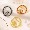 2023 Spilla di perle dal design avanzato lettera scavata accessori per abbigliamento spilla per temperamento retrò