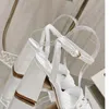 Nya skakningssandaler Kvinnor Sandal Fashion Ankle Strap Block Heel Luxury Black White Calf Leather Pumps
