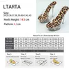 Sandali LTARTA Pantofole sexy da donna Discoteca Passerella Trasparente Leopard Crystal Nuove scarpe moda 14,5 cm Tacco 4,5 cm Piattaforma LFD L230720