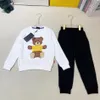 Set di abbigliamento di marca per ragazzi Cartoon Bear Pullover a maniche lunghe per bambini + pantaloni 2 pezzi Set di abiti per bambini Lettere stampate Abiti per bambini