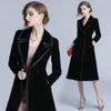 Trench da donna 2023 Autunno Inverno Cappotto in velluto Donna Abrigo Mujer Lungo elegante con intaglio Outwear Cappotto femminile Slim Cardigan nero